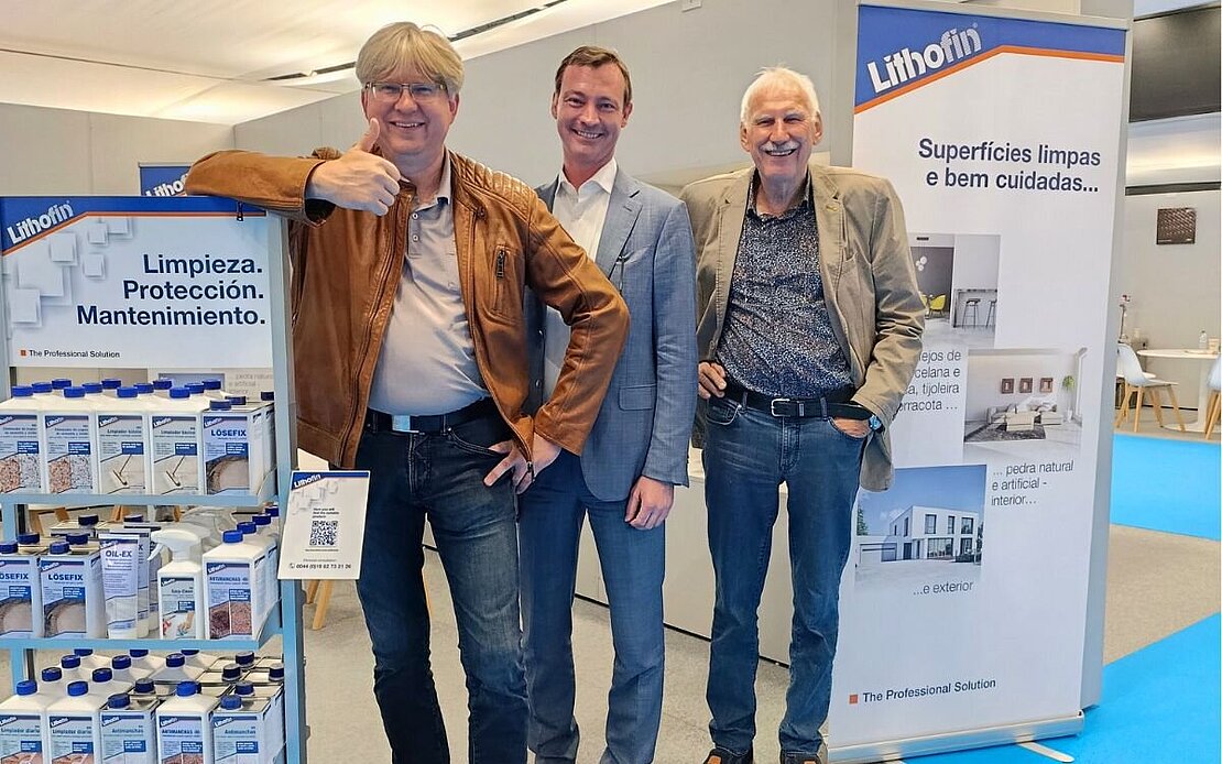 Geschäftsführer Garvin Stingel mit Kunden am Messestand