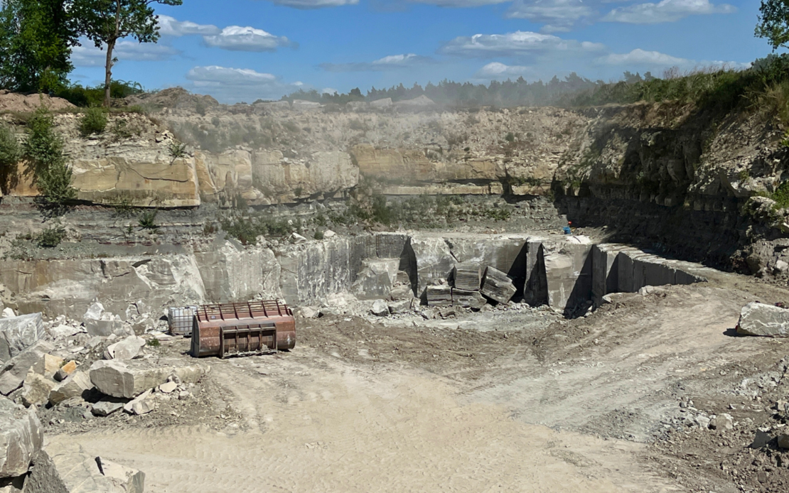 Steinbruch nach Sprengung