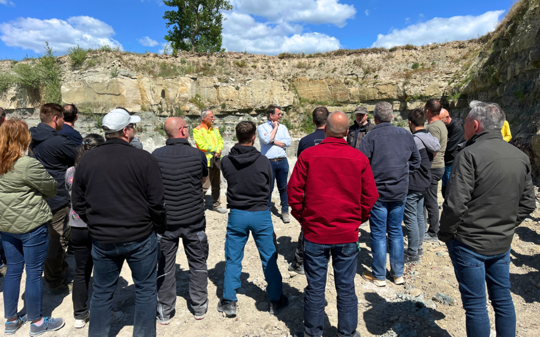 TEilnehmergruppe bei Führung im Steinbruch