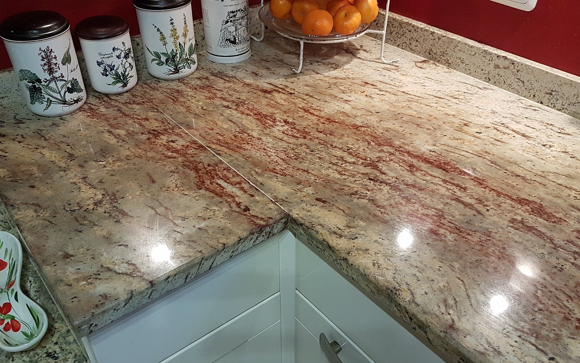 Küchenarbeitsplatte mit Fettflecken