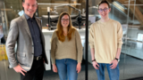 Herr Stingel und das Klassik-Radio Team vor Aufnahmebox