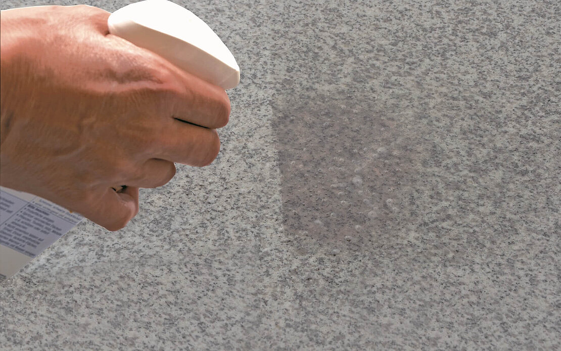 Aufsprühen des Lithofin KF Schimmel-Ex