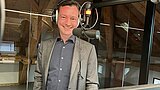 Lithofin Geschäftsführer Herr Stingel vor Mikrofon