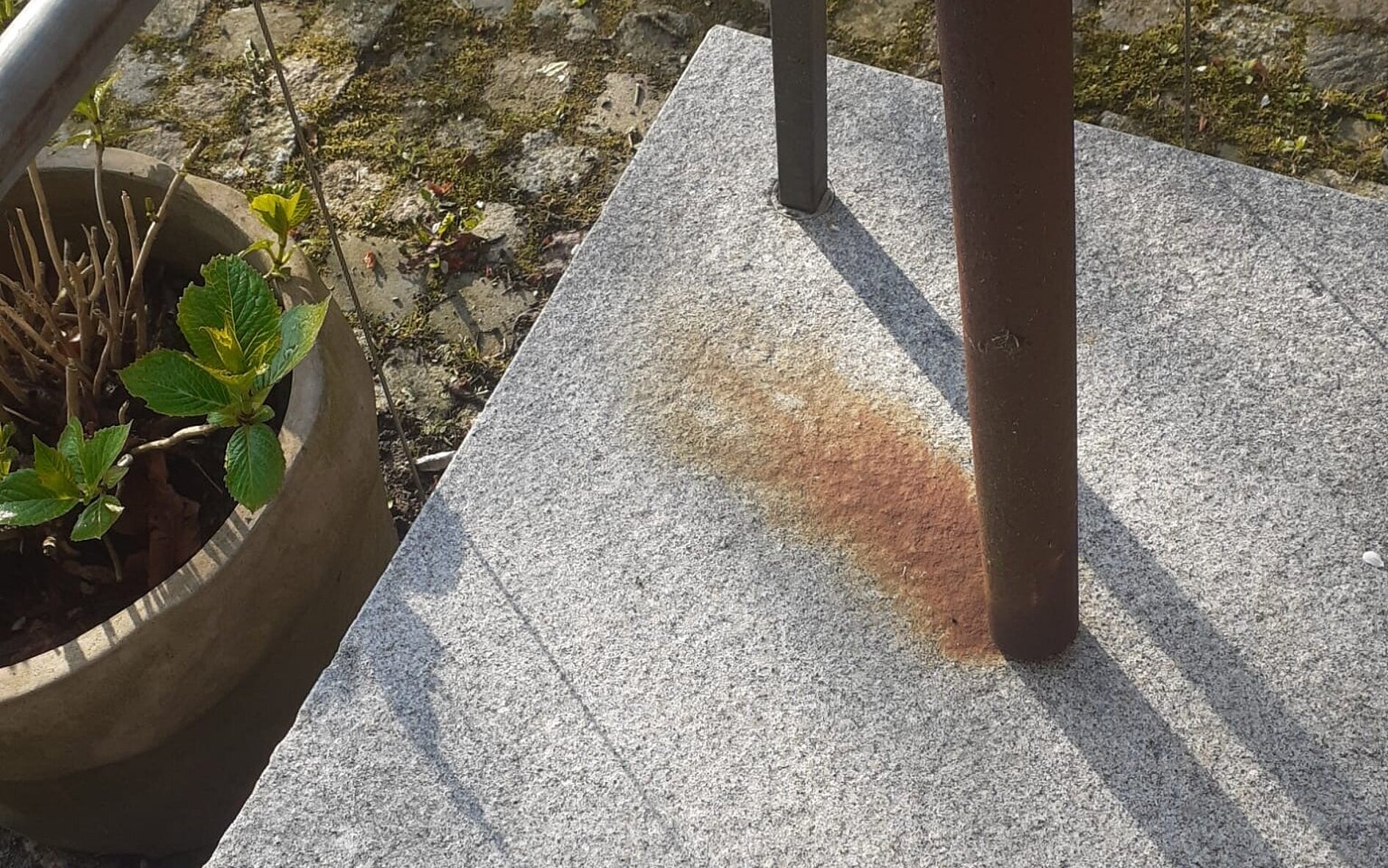 Rostfleck auf Natursteinplatte