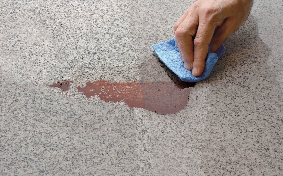 Abwischen des Rotweins von der Natursteinoberfläche